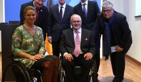 Sir Philip Cravn erhält Bundesverdienstkreuz