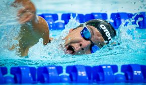 Para Schwimmerin Gina Böttcher in Aktion beim Ausatmen nach rechts.