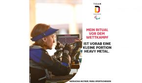 Natascha Hiltrop justiert an ihrer Sportwaffe
