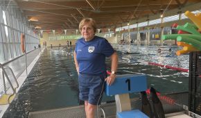 Übungsleiterin und Ärztin Anne-Christin Hoffmann am Schwimmbecken