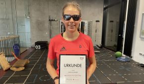 Linn Kazmaier mit der Urkunde zur Eliteschülerin des Jahres
