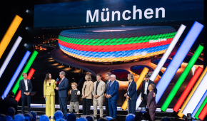 In Baden Baden stehen die Verantwortlichen auf der Bühne, nachdem der Olympia-Zuschlag für München verkündet wurde.