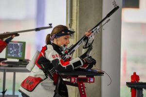 Natascha Hiltrop beim Laden ihres Gewehrs
