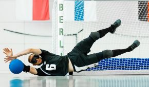 Oliver Hörauf pariert einen Ball beim Goalball Nations Cup