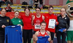 Gruppenfoto mit Para Leichtathlet*innen um Irmgard Bensusan und dem Thüringer Maskottchen