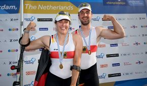 Jasmina Bier und Paul Umbach jubeln mit ihren Medaillen