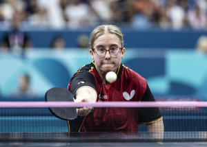 Sandra Mikolaschek beim Tischtennis.