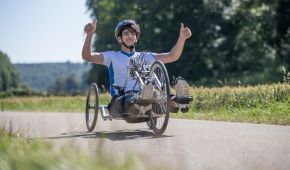 Ein Jugendlicher fährt im Handbike