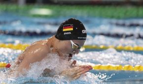 Taliso Engel beim Brustschwimmen