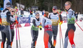 Linn Kazmaier, Leonie Walter und ihre Guides klatschen sich nach der Silbermedaille im Teamwettbewerb mit ihren Konkurrent*innen ab.