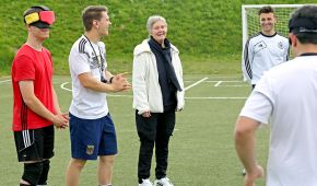 Tina Theune beim Training der Blindenfußball-Nationalmannschaft
