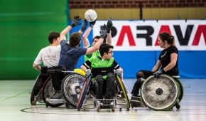 Menschen mit und ohne Behinderung spielen Rollstuhlrugby