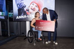 Anna-Lena Forster bekommt von Idriss Gonschinska den Team D Award überreicht.