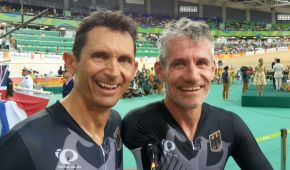 Erich Winkler (re.) kämpft um Bronze. Michael Teuber freut sich mit ihm.