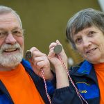 Mann und Frau freuen sich über Medaillen