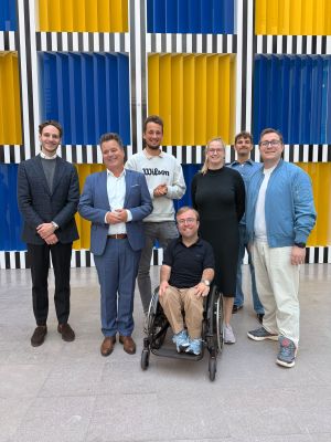 Gruppenfoto der Vertreter*innen der vier Sportjugenden gemeinsam mit Jürgen Dusel.