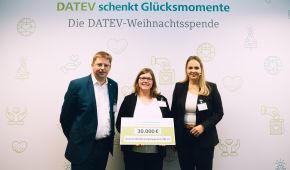 Lars Pickardt (Vorsitzender DBSJ)  und Cora Hengst (Jugendsekretärin DBSJ) bei der Übergabe des Schecks von Frau Julia Bangerth (DATEV eG)