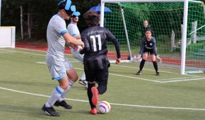 Ein Stürmer beim Blindenfußball nährt sich dem Tor