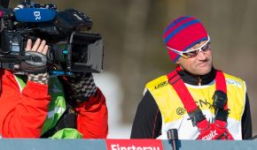 Ein Kameramann des Bayrischen Rundfunks und Bundestrainer Ralf Rombach