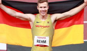 Markus Rehm mit der Deutschland-Flagge in der Hand