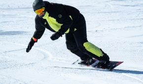 Para Snowboarder Christian Schmiedt in Aktion
