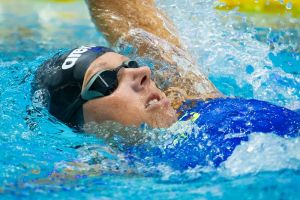 Verena Schott beim Rückenschwimmen