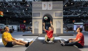 Die deutschen Sitzvolleyballer spielen bei der Einkleidung für die Paralympics Volleyball