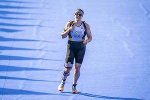 Neele Ludwig beim Zieleinlauf im Para Triathlon