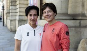Carmen Brussig steht gegenüber der Schweizer Botschaft und neben ihrer Zwillingsschwester Ramona. Lange Zeit ging Carmen Brussig für Deutschland auf Medaillenjagd, jetzt geht sie erstmals für die Schweiz an den Start. Schwester Ramona ist mit dabei.