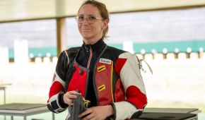 Para Sportschützin Natascha Hiltrop schaut zufrieden und gelöst in die Kamera, nachdem sie im Dreistellungskampf ins Finale eingezogen ist.