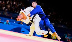 Daniel-Goral musste in seinem ersten Kampf bei den Paralympics in Paris gegen den Usbeken Davurkhon Karomatov antreten, der in der Weltrangliste auf Platz zwei liegt. Auf diesem Foto versucht der Usbeke Goral auf die Matte zu werfen.