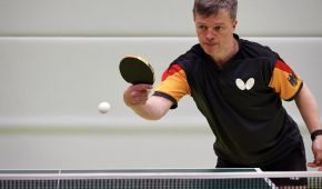 Björn Schnake beim Tischtennis in Aktion