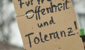 Pappschild mit der Aufschrift "Für Weltoffenheit und Toleranz"
