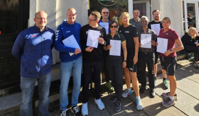 DBS-Trainier*innen mit ihren Zertifikaten aus der "Weiterbildung Para Sport"