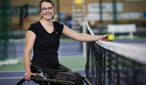 Britta Wend mit Tennisschläger und -ball.
