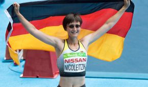 Claudia Nicoleitzik jubelt mit der Fahne über ihre zweite Medaille ©Ralf Kuckuck/DBS