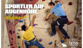 Anzeigenmotiv Inklusion, Igor und Timo an der Kletterwand