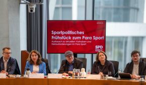 Lukas Niedenzu beim sportpolitischen Frühstück zum Para Sport