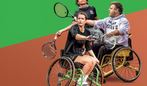 Spieler*innen beim Rollstuhltennis