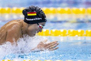 Elena Semechin beim Brustschwimmen