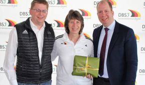 Das Foto zeigt Martina Müller in der Mitte, links Lars Pickardt und rechts Jan Holze. Martina Müller hat ein Geschenk in der Hand