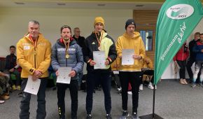 Podium der Männer stehend nach dem Biathlon-Rennen