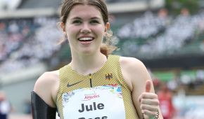 Jule Roß lächelt in die Kamera und hält den rechten Daumen nach oben