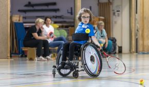 Junges Mädchen spielt Rollstuhltennis