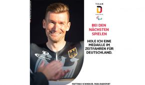 Matthias Schindler jubelt bei der Siegerehrung über Silber