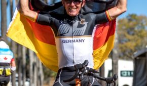 Hans-Peter Durst jubelt mit Deutschland-Fahne