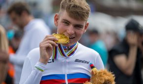 Maximilian Jäger beißt in seine Goldmedaille