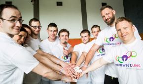 Die deutsche Goalball-Nationalmannschaft bildet einen Kreis