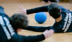 Zwei Jungen spielen Goalball