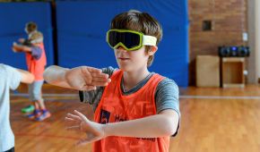 Ein Schüler beim Blindenfußball